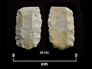 Two sides of a fragment of whitish chipped stone. They are rectangular in shape, with a rounded base and sharp edges. The number CR-131 and a scale of 1 unit:5 cm are shown below.