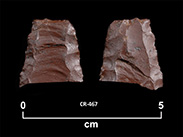 Two sides of a fragment of reddish chipped stone with a recessed area in the centre. The number CR-467 and a scale of 1 unit:5 cm are shown below.