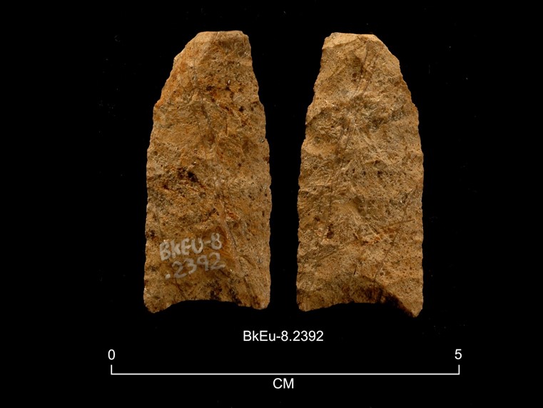 Deux faces d’une pierre taillée ocre de forme lancéolée. La base est convexe et la pointe plate. La cote BkEu-8. 2392 est inscrite en dessous et sur une des faces. Au bas de l'image, il y a une échelle graphique de 0 à 5 centimètres.  