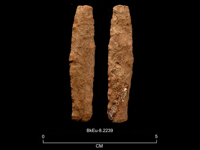 Deux faces d’une pierre taillée longue et étroite aux bords arrondis. La couleur est ocre. La cote BkEu-8.2239 est inscrite en dessous. Au bas de l'image, il y a une échelle graphique de 0 à 5 centimètres.  