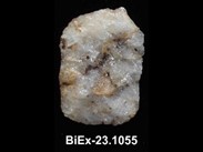 Bloc de pierre plus ou moins cubique, avec plusieurs cristaux blancs, quelques cristaux ocres et des incrustations grises. La cote BiEx-23.1055 est inscrite en dessous.