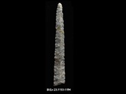 Longue pierre taillée altérée de couleur grise, composée de deux fragments. La forme est linéaire.  La cote BiEx-23.1193-1194 est inscrite en dessous.