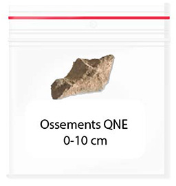 Sac hermétique avec artefact avec étiquette où il est inscrit : Ossements QNE 0-10 cm