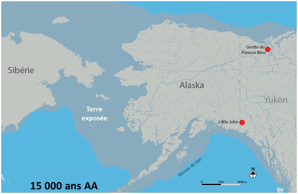 Carte montrant une portion de la Sibérie, l’Alaska et une portion du Yukon. Les continents sont reliés par une forme nommée Terre exposée. Deux sites Little John et Grottes du Poisson-Bleu sont indiqués par des points rouges.