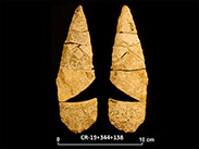 Deux faces d’un assemblage de fragments de pierre taillée beige, créant une forme lancéolée.  Il manque un fragment triangulaire au-dessus de la base pour que la forme soit complète. Une longue cote et une échelle 0 à 10 centimètres sont inscrites en dessous.