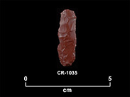 Reddish rectangular chipped stone, facing up. The number CR-1035 and a scale of 1 unit:5 cm are shown below.