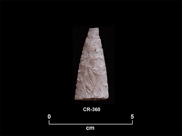 White point-shaped altered chipped stone. The number CR-360 and a scale of 1 unit:5 cm are shown below.