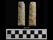 Two sides of a rectangular beige-ochre chipped stone. The number BiEx-1738 is inscribed on the bottom. Retouching is visible on the sides. Below the image is a photographic scale with black and white squares.